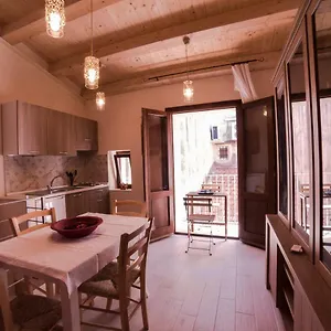 aura-ortigia-apartments.sicilyhotelsitaly.net/
